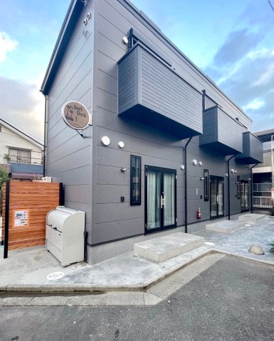 【お部屋紹介】波を追いかける日々に。海まで7分のサーファーズルーム「Surf Deck」