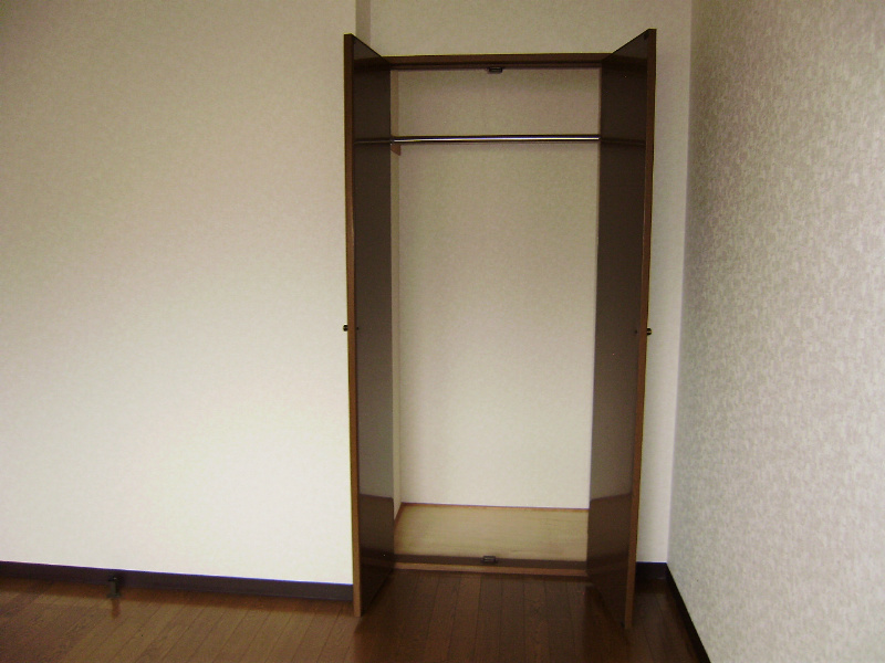 エスポワール1  洋室の収納。別部屋参考写真。