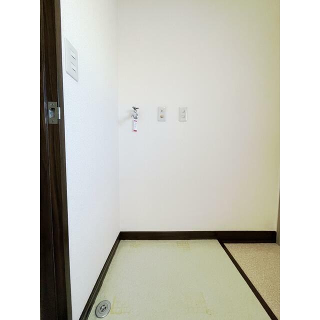 アイレットハイツ 玄関入口付近に　室内洗濯機置場があります♪