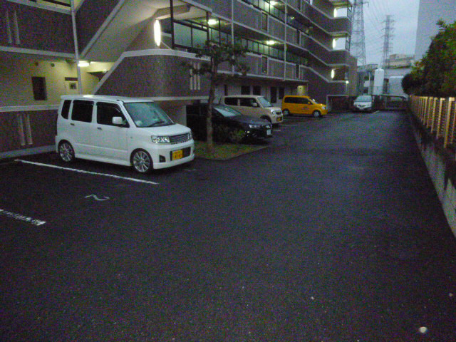 エクセル伊勢原 駐車場