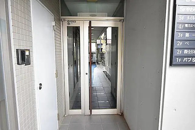 岩崎ビル エントランス