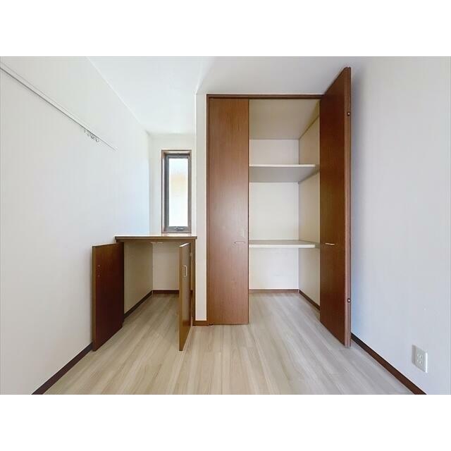 フローラルＫ 洋室には大き目の収納です