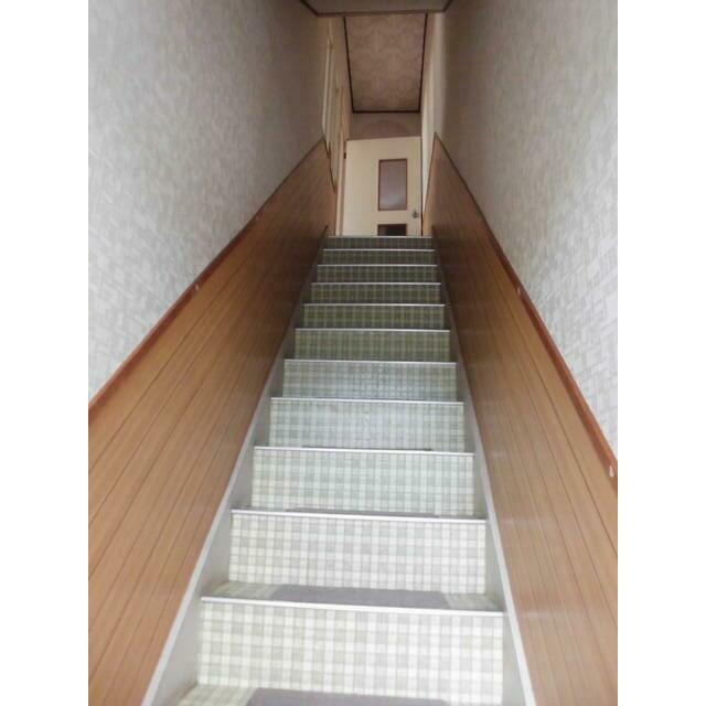 恵巳ハイツ 玄関入口階段