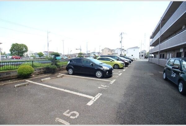 グランドソレーユ座間 駐車場