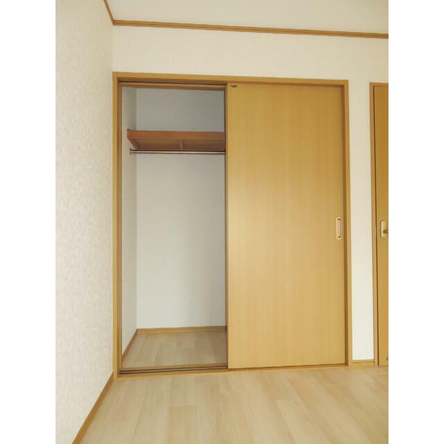 バースプレイスヴィラ 洋室＠収納～建具は引違い引戸式です。内側枕棚下に金属ポールがあり収納がしやすいです